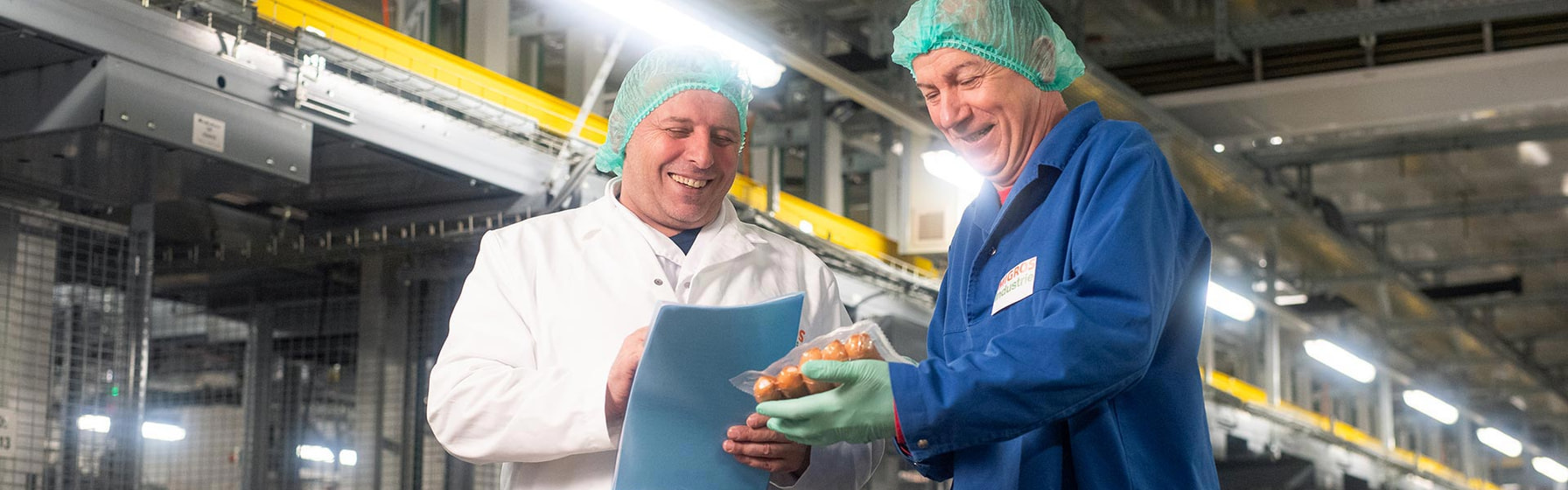 Mitarbeitende im Gespräch in der Produktion